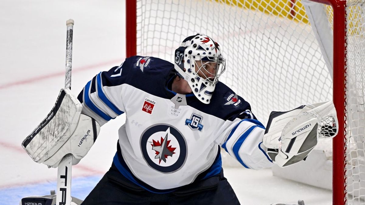 Devils acquire G Connor Hellebuyck from Jets for multiple players, picks