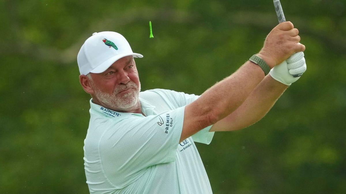 Deadspin | Darren Clarke takes early lead in Schwab Cup playoff opener