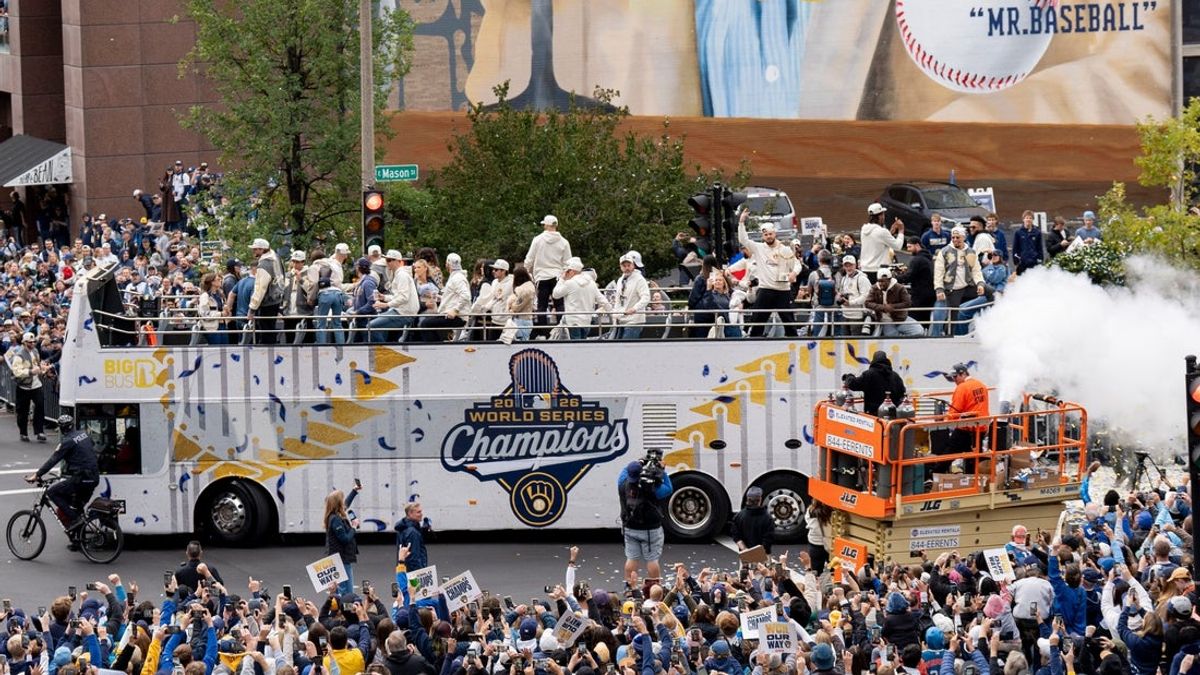 More than 750,000 turn out for Brewers championship parade