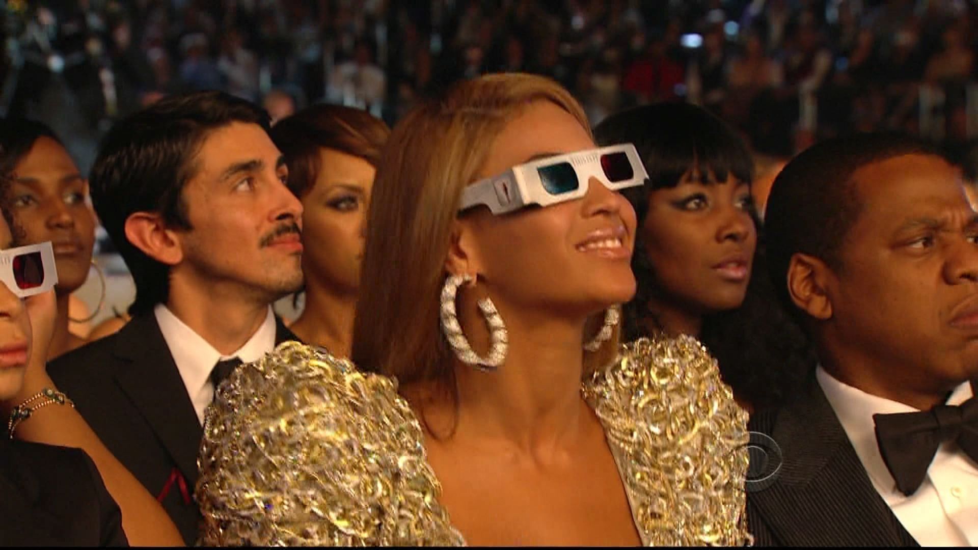 Deadspin | Screencap Classix: 3-D Glasses Do Not Work That Way, Beyoncé