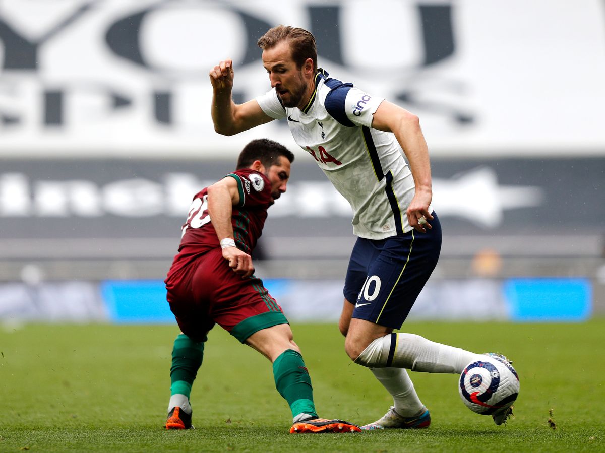 Harry Kane makes a move on João Moutinho