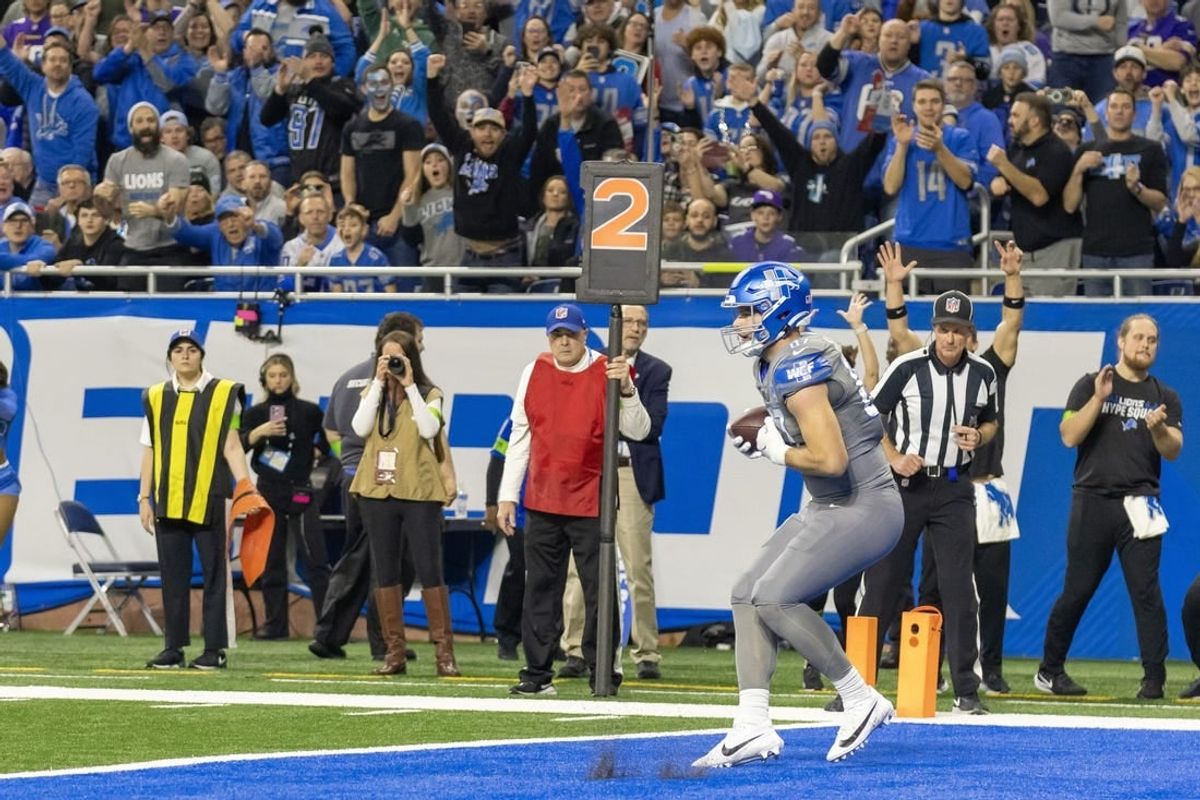 Jan 7, 2024; Detroit, Michigan, USA; Detroit Lions tight end Sam LaPorta (87) catches a pass for a touchdown in the first quarter against the Minnesota Vikings and sets an NFL record for most catches by a rookie tight end at Ford Field.