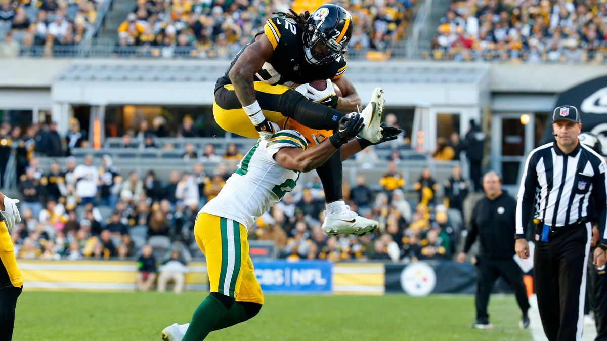 Najee Harris (with ball) isn’t happy with Pittsburgh’s game plan.