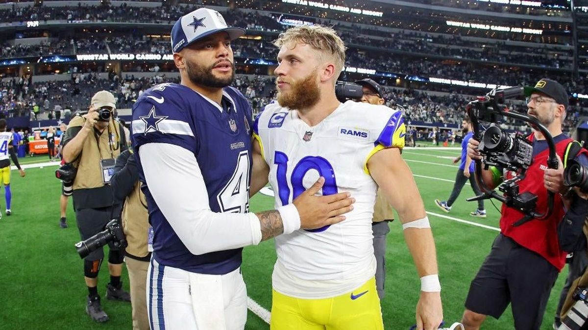 Dak Prescott y Cooper Kupp se reúnen en el medio campo después de que los Cowboys ganaron 42-10 a los Rams.