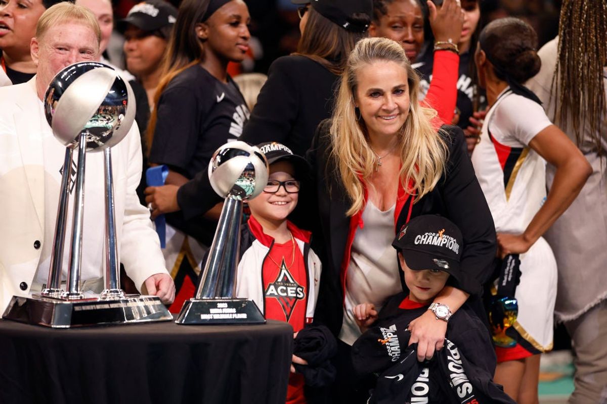 La entrenadora en jefe de Aces, Becky Hammon.
