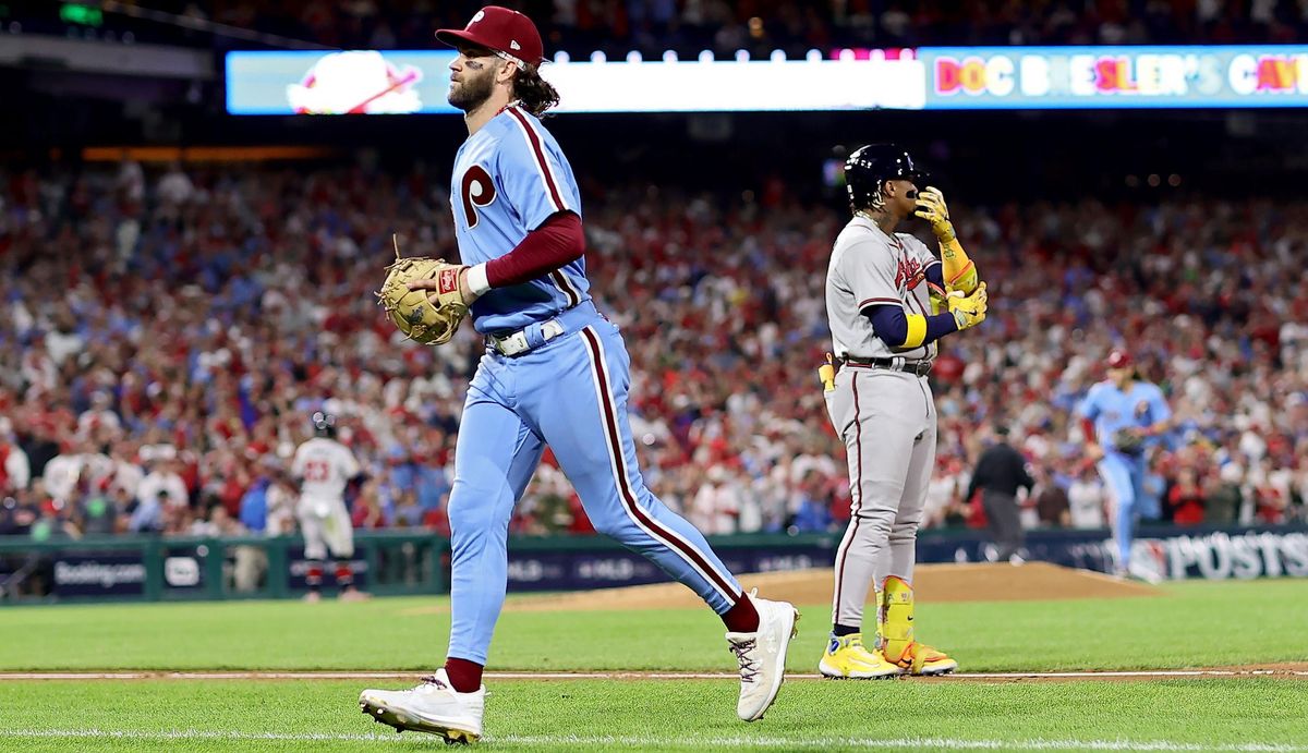 Bryce Harper (izq.) y Ronald Acuña Jr.