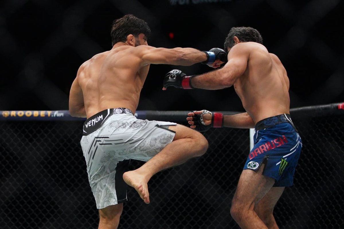 Dec 2, 2023; Austin, Texas, USA; Beneil Dariush (red gloves) fights Arman Tsarukyan (blue gloves) during UFC Fight Night at Moody Center.