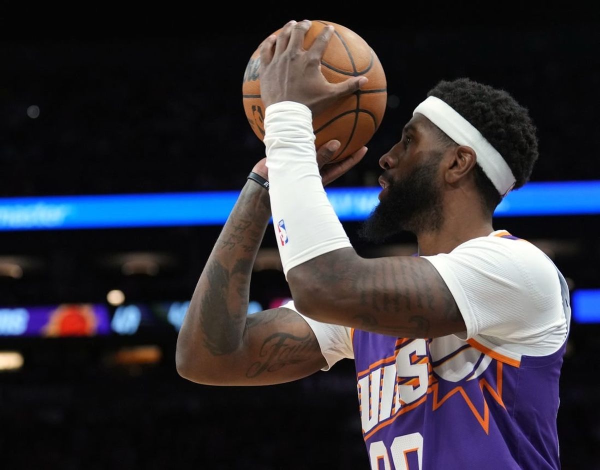 Mar 21, 2024; Phoenix, Arizona, USA; Phoenix Suns forward Royce O'Neale (00) shoots against the Atlanta Hawks during the first half at Footprint Center.