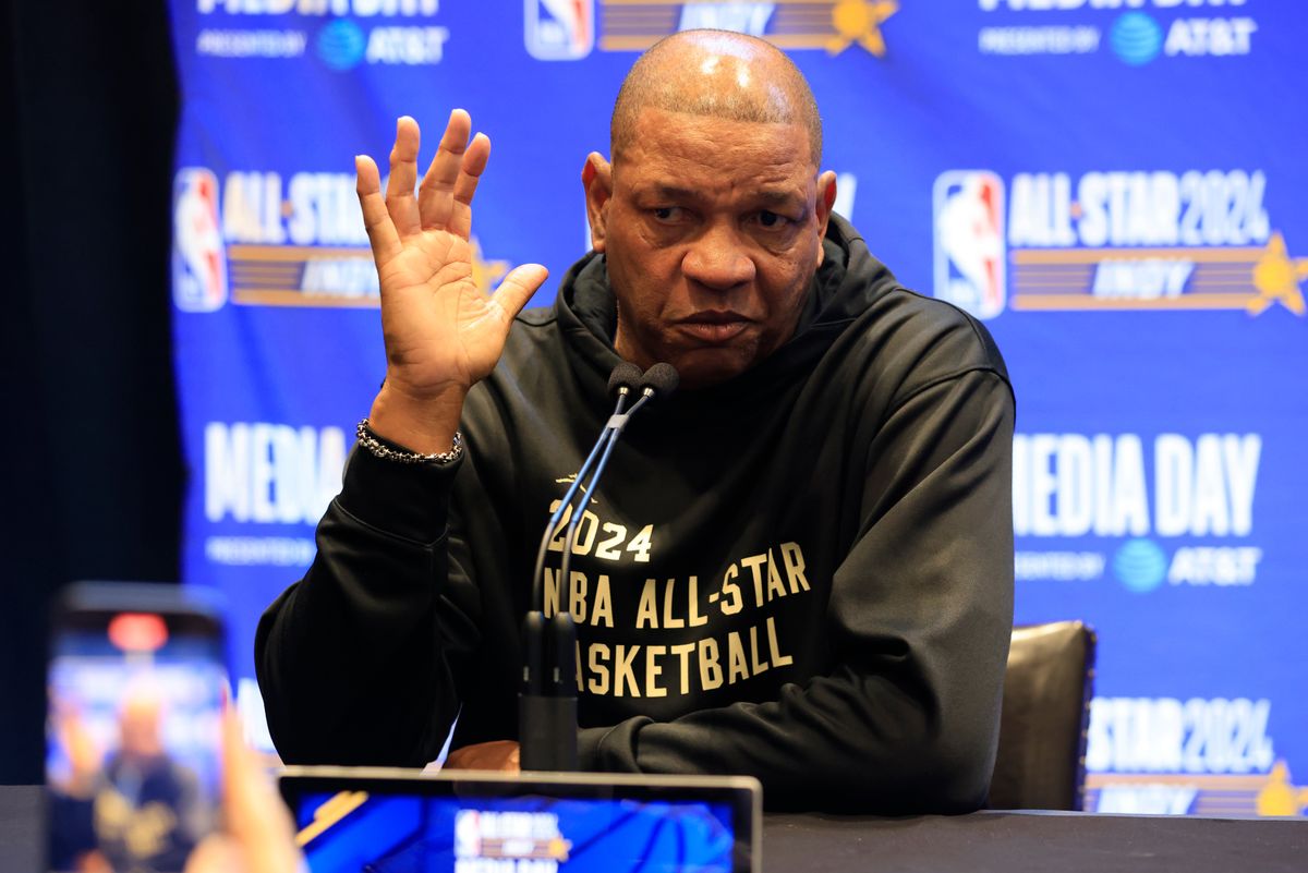 El entrenador en jefe Doc Rivers de los Milwaukee Bucks habla con los medios en Gainbridge Fieldhouse el 17 de febrero de 2024 en Indianápolis, Indiana.