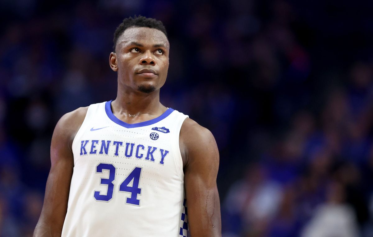 Oscar Tshiebwe had a chance for an easy bucket that would have beat the spread against South Carolina.