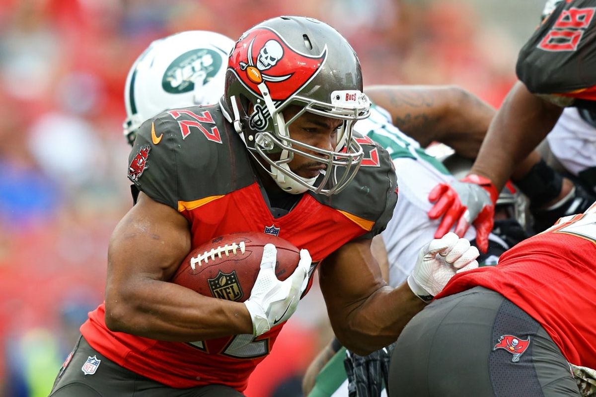 12 de novembro de 2017; Tampa, Flórida, EUA; O running back Doug Martin (22) do Tampa Bay Buccaneers contra o New York Jets no Raymond James Stadium. Crédito obrigatório: Aaron Doster-Imagn Images