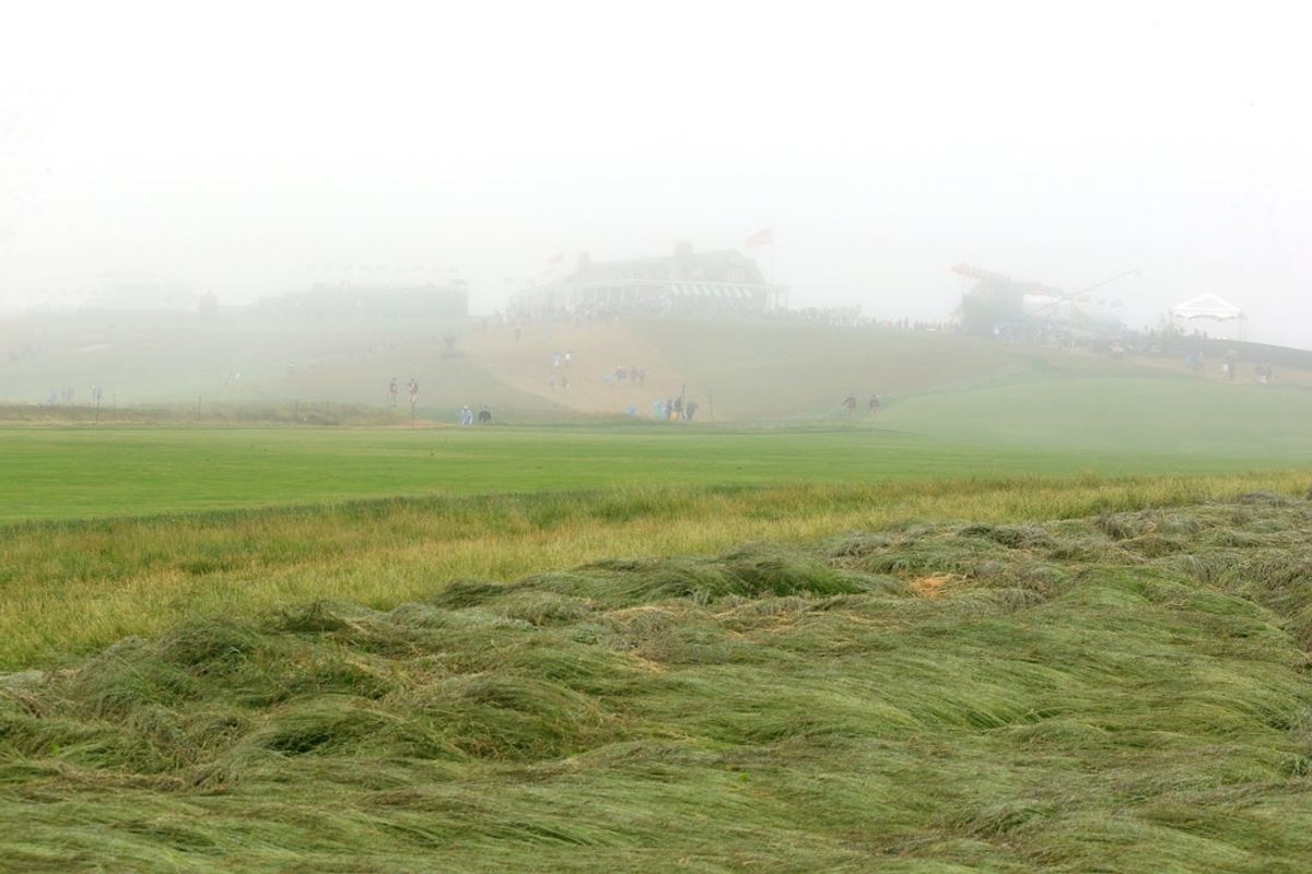 13 de junho de 2018; Southampton, Nova York, EUA; Vista geral do primeiro fairway enquanto a neblina surge durante a rodada de treinos de quarta-feira do 118º torneio de golfe do Aberto dos Estados Unidos em Shinnecock Hills. Crédito obrigatório: Brad Penner-Imagn Images