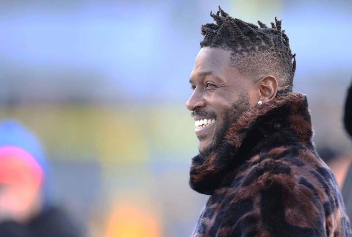 Dec 30, 2018; Pittsburgh, PA, USA;  Pittsburgh Steelers wide receiver Antonio Brown (84) looks on during warm-ups before the Steelers host the Cincinnati Bengals at Heinz Field. Brown has been ruled out of the game due to injury. Mandatory Credit: Charles LeClaire-Imagn Images
