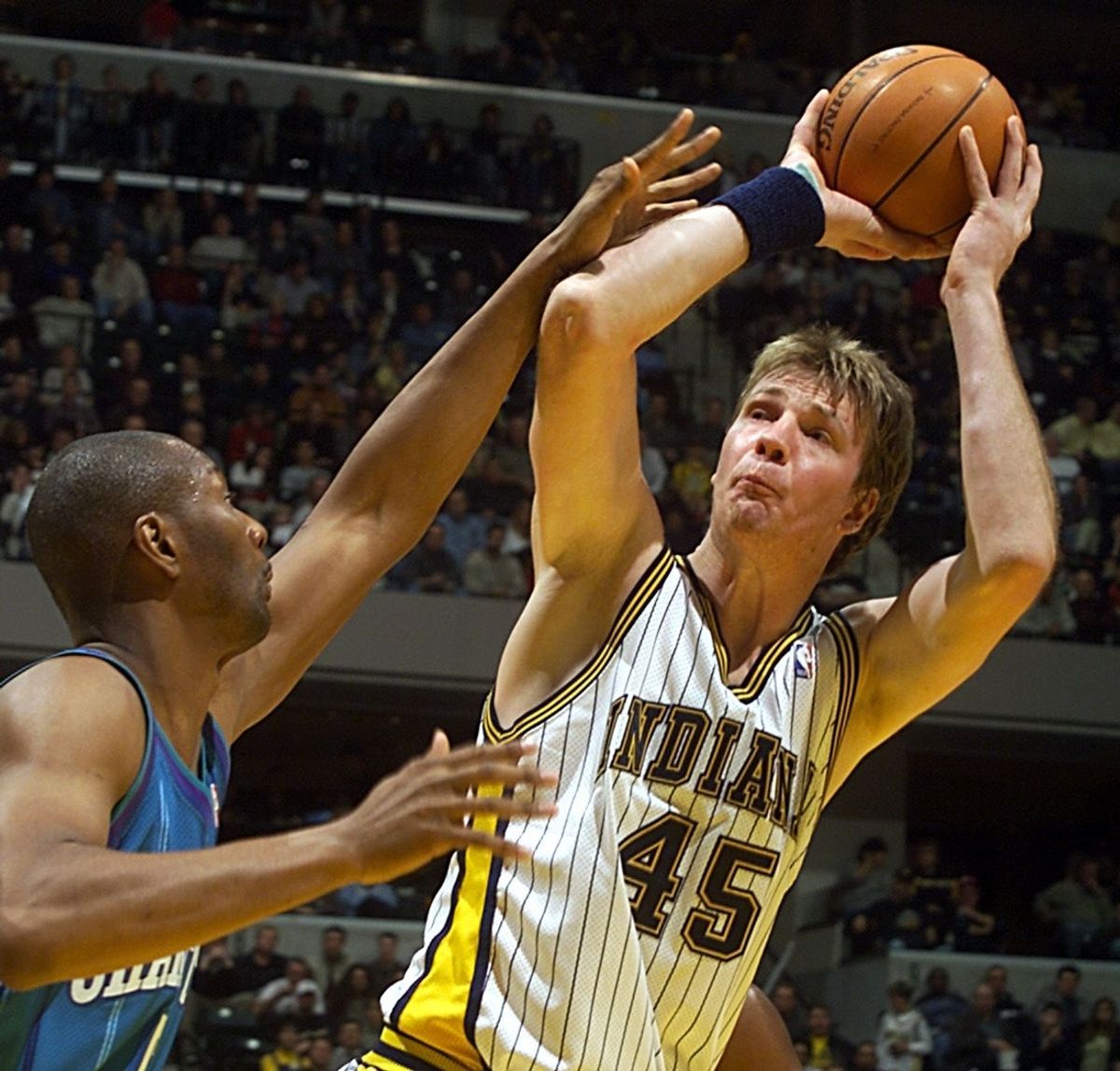 12/30/99-Pacer Rik Smits puts a shot against the defense of Charlotte's Elden Campbell during the first half of their game Thursday night at the Conseco Fieldhouse.

2306936