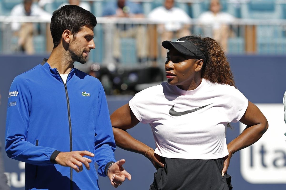 20 de março de 2019; Miami Gardens, Flórida, EUA; Novak Djokovic da Sérvia (L) fala com Serena Williams dos Estados Unidos (R) durante uma cerimônia de inauguração na nova quadra do Hard Rock Stadium antes de jogar a primeira rodada do Miami Open no Miami Open Tennis Complex. Crédito obrigatório: Geoff Burke-Imagn Images