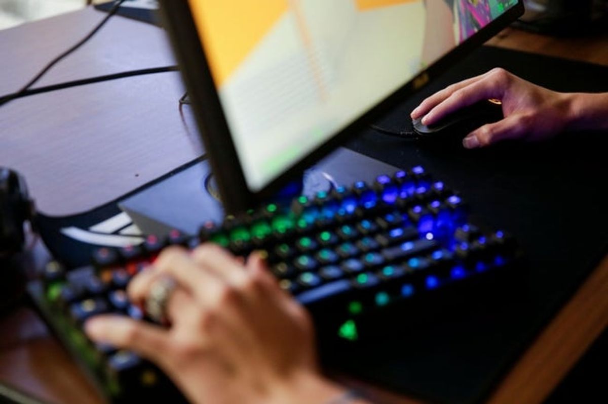 Nolan Starkey, aluno do último ano da Rossville High School, joga Counter Strike: Global Offensive, segunda-feira, 15 de abril de 2019, em Rossville. Starkey assinou na quarta-feira a sua carta de intenções para jogar esports na Trine University em Angola, Ind. Rossville High School assina contrato com a Trine University para jogar esports