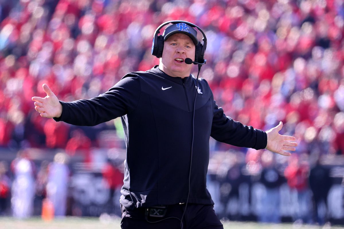 Kentucky Wildcats head coach Mark Stoops on the sideline during the first quarter of the college football game between the Kentucky Wildcats and Louisville Cardinals on Nov. 25, 2023