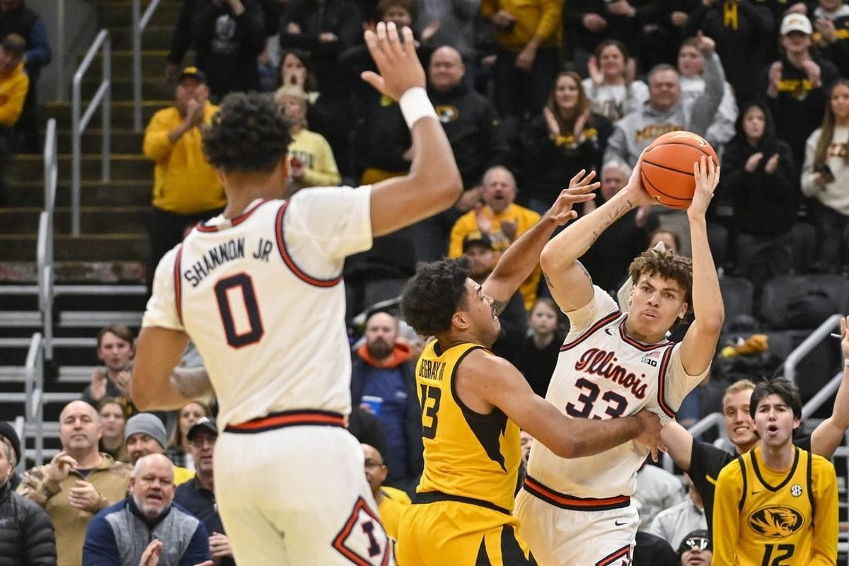Dec 22, 2022; St. Louis, Missouri, USA;  Illinois Fighting Illini forward Coleman Hawkins (33) looks to pass as Missouri Tigers forward Ronnie DeGray III (13) defends during the first half at Enterprise Center.