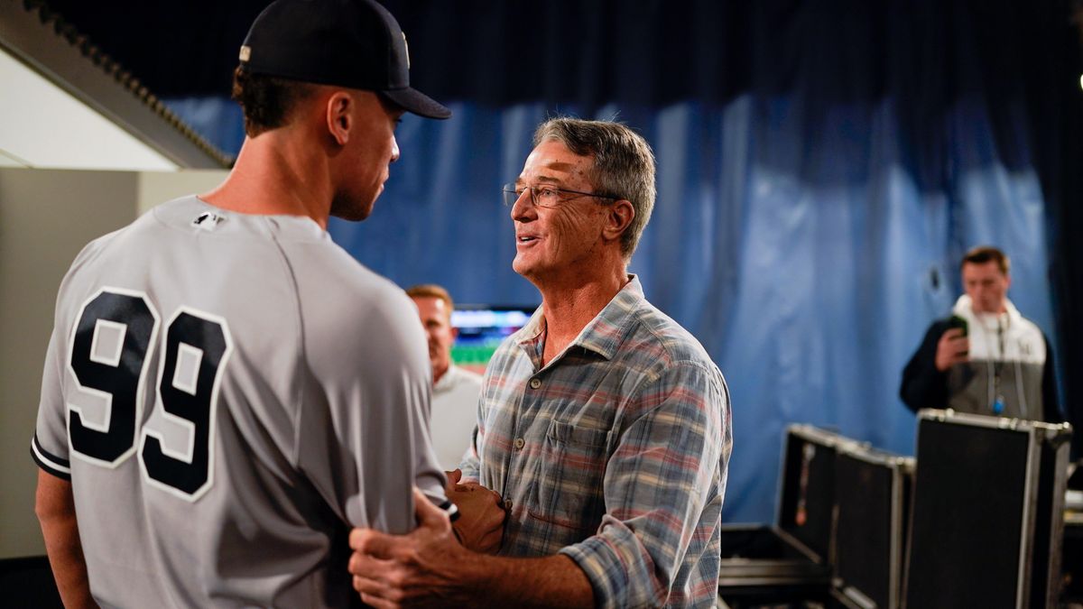 Roger Maris Jr. congratulates Aaron Judge on number 61.
