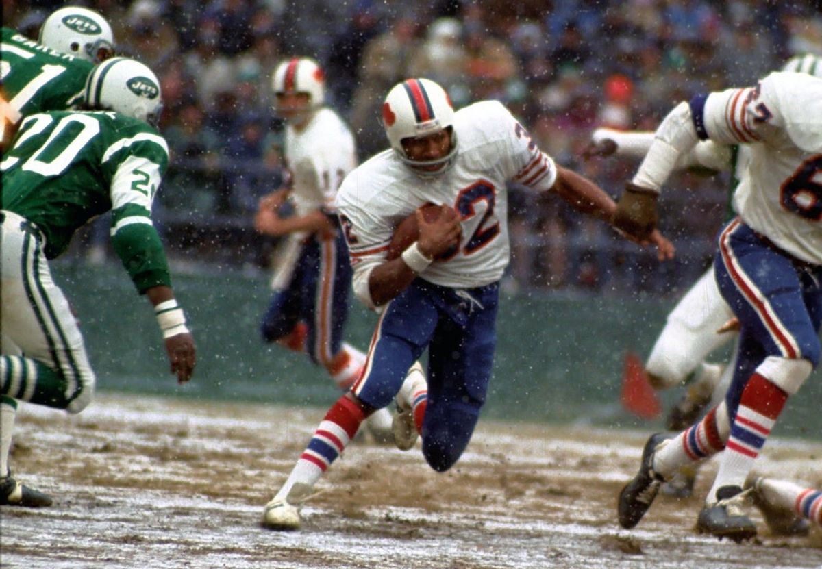 16 de dezembro de 1973; Flushing, NY, EUA, FOTO DE ARQUIVO; Running back do Buffalo Bills (32) OJ Simpson quebra a temporada única da NFL correndo com 2.003 jardas contra o New York Jets no Shea Stadium. Os Bills derrotaram os Jets por 34-14. Crédito obrigatório: Tony Tomsic-USA TODAY NETWORK Os recordes mais inquebráveis ​​​​na história do time do Bills