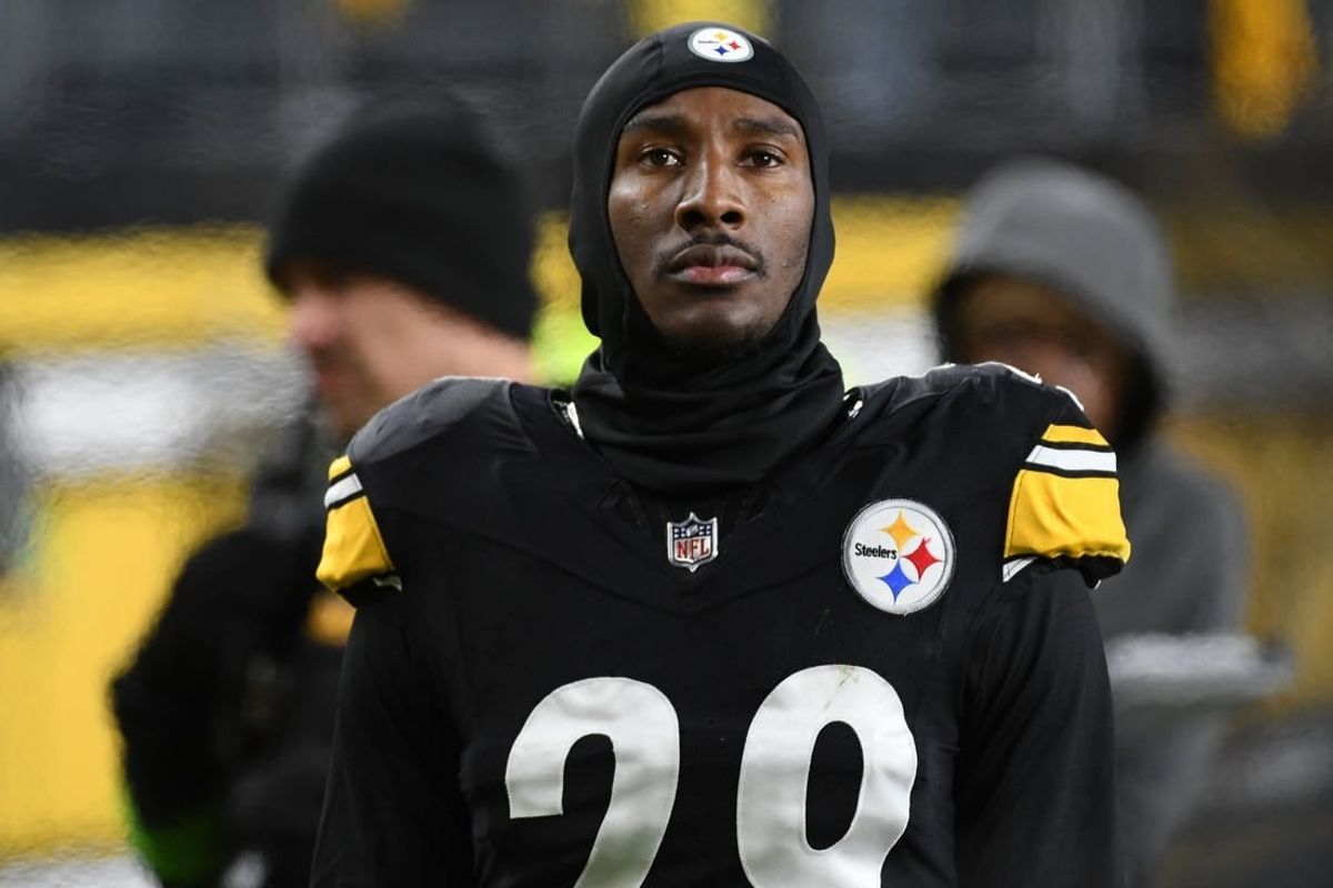 Nov 2, 2023; Pittsburgh, Pennsylvania, USA;  Pittsburgh Steelers cornerback Levi Wallace (29) on the sidelines in a game against the Tennessee Titansat Acrisure Stadium.