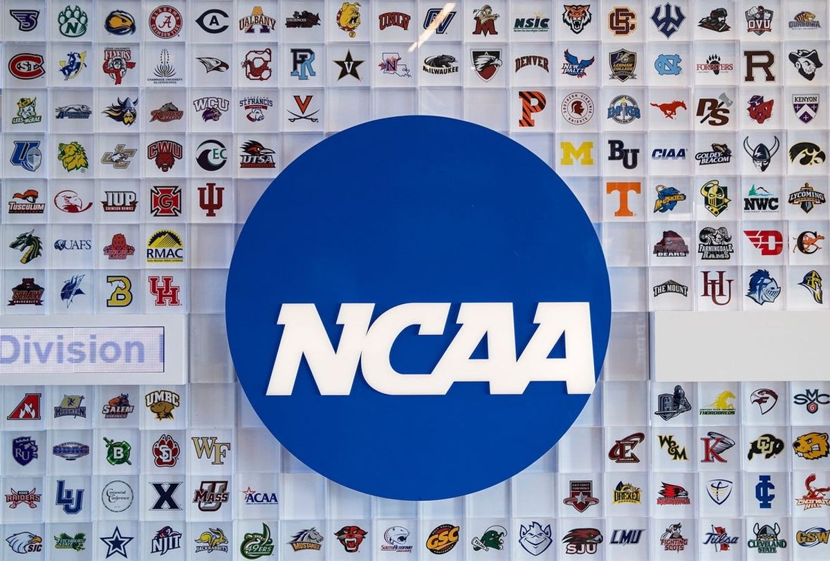 Os logotipos da universidade cobrem uma parede no saguão da sede da NCAA na quinta-feira, 25 de fevereiro de 2021, em Indianápolis.  Sede do escritório da Ncaa National Collegiate Athletics Association em Indianápolis, 25 de fevereiro de 2021