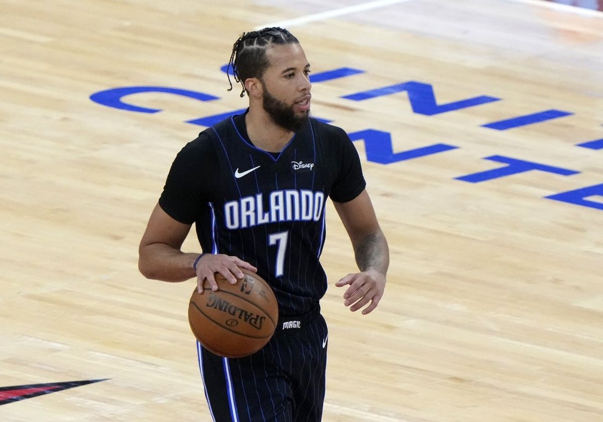 Apr 14, 2021; Chicago, Illinois, USA; Orlando Magic guard Michael Carter-Williams (7) dribbles the ball against the Chicago Bulls during the first quarter at the United Center. Mandatory Credit: Mike Dinovo-Imagn Images