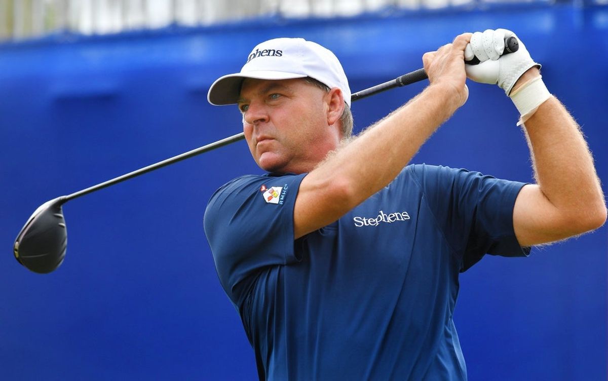 O jogador de golfe Dicky Pride dá a tacada inicial no buraco 18 durante o evento Constellation & Friends Pro-Am de quarta-feira no campo de golfe do Timuquana Country Club em Jacksonville, FL, em 6 de outubro de 2021.  [Bob Self/Florida Times-Union]Jki 100621 Furyk Friendsgo