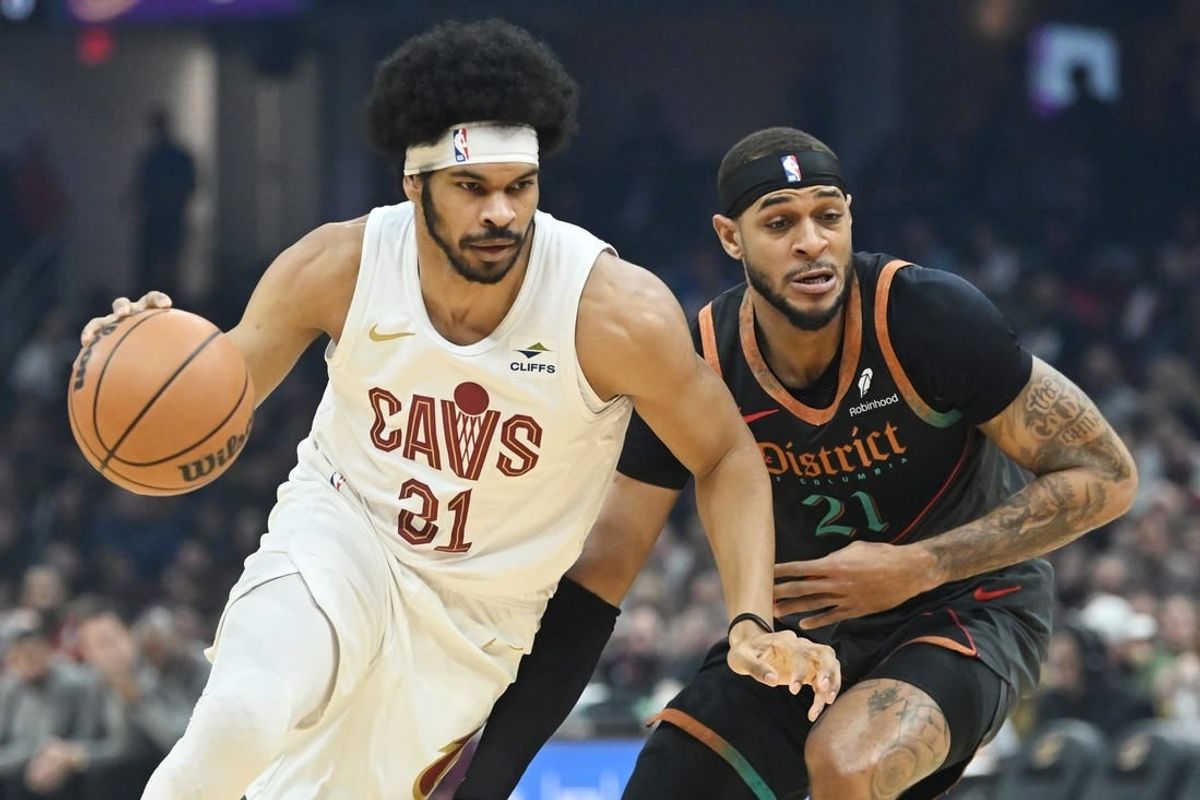 Jan 5, 2024; Cleveland, Ohio, USA; Cleveland Cavaliers center Jarrett Allen (31) drives to the basket against Washington Wizards center Daniel Gafford (21) during the first half at Rocket Mortgage FieldHouse.