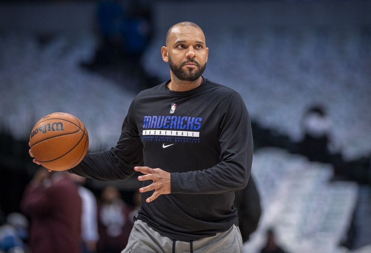 Nov 6, 2021; Dallas, Texas, USA; Dallas Mavericks assistant coach Jared Dudley works with the Mavericks before the game against the Boston Celtics at the American Airlines Center. Mandatory Credit: Jerome Miron-Imagn Images