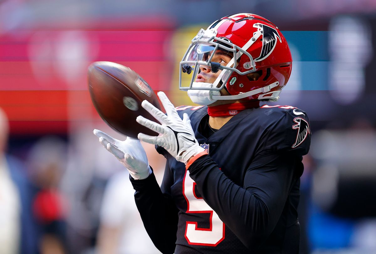 Drake London of the Atlanta Falcons warms up before a game against the San Francisco 49ers at Mercedes-Benz Stadium on October 16, 2022 in Atlanta, Georgia.