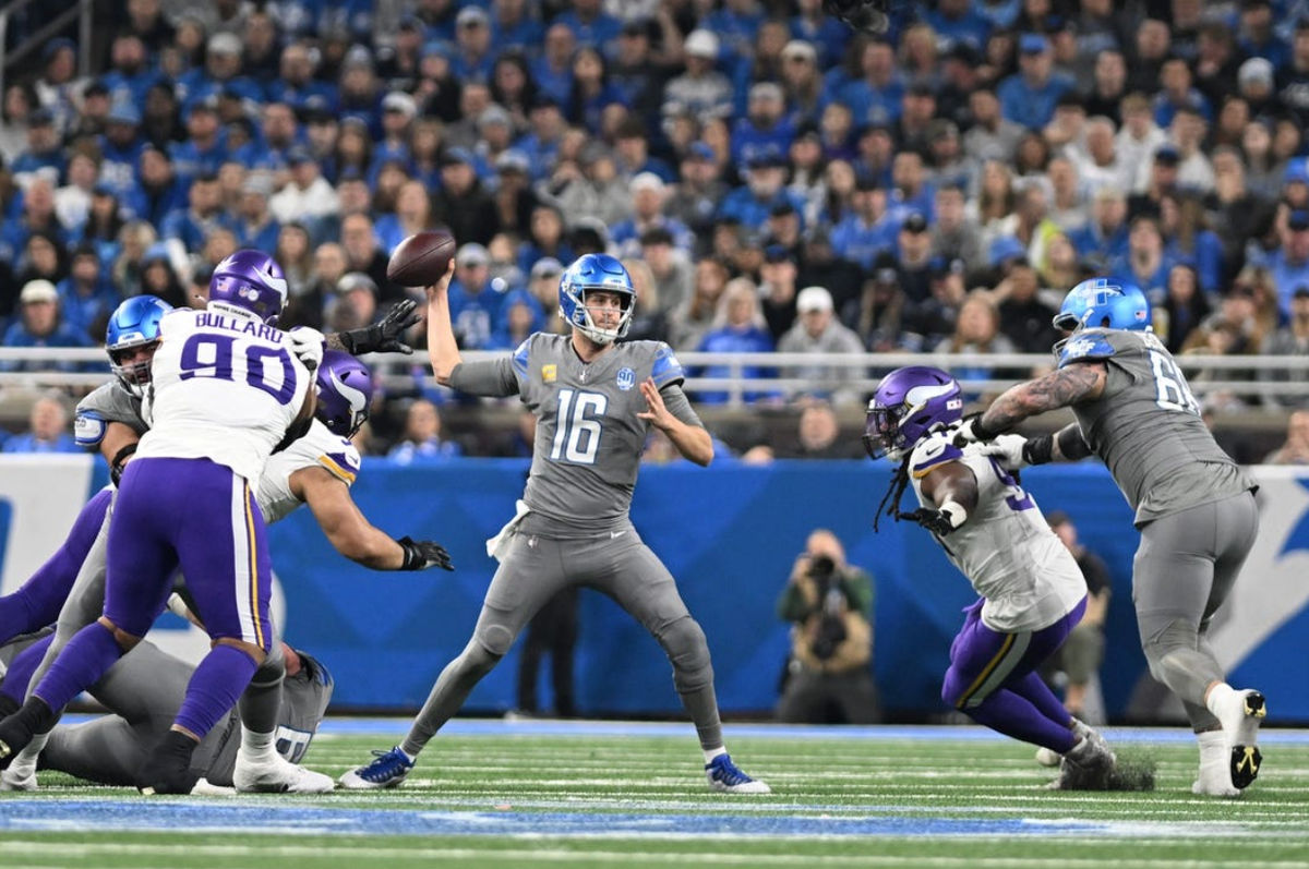Detroit Lions QB Jared Goff looks to pass against the Minnesota Vikings | PHOTO USA TODAY SPORTS