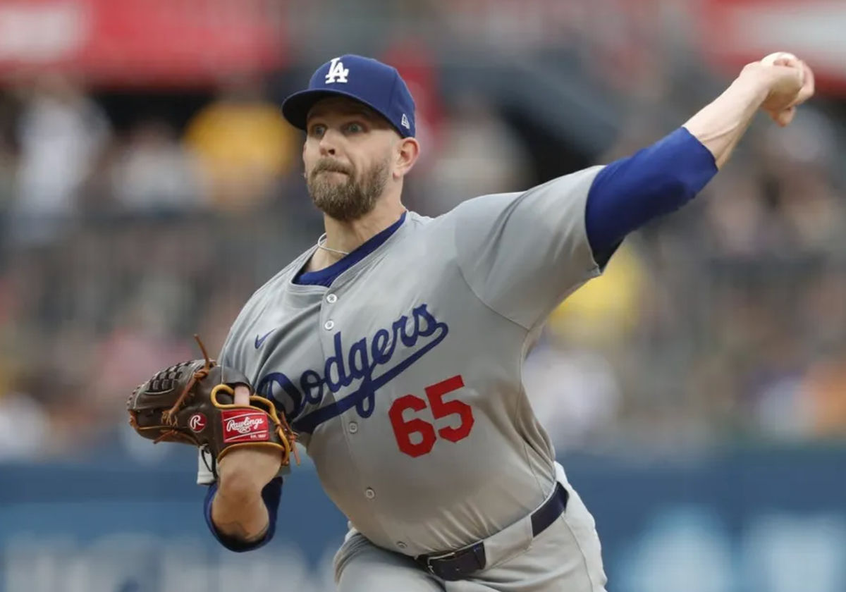 5 de junio de 2024; Pittsburgh, Pensilvania, Estados Unidos; El lanzador abridor de los Angeles Dodgers James Paxton (65) lanza un lanzamiento contra los Piratas de Pittsburgh durante la primera entrada en PNC Park. Crédito obligatorio: Charles LeClaire-USA TODAY Deportes