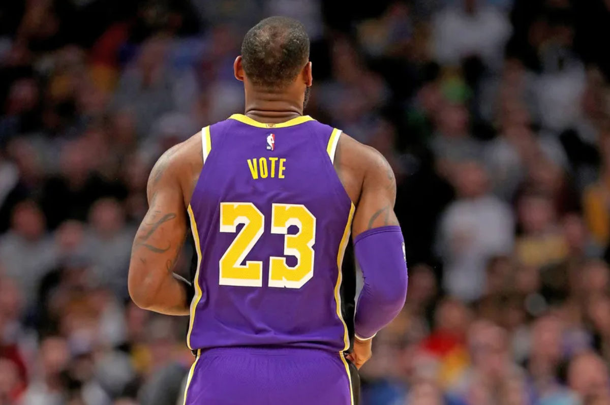 LeBron James es el abanderado del equipo de EE. UU., lo que demuestra que no es solo la cara de la NBA, sino la cara de los deportes estadounidenses. | fuente: Getty Images