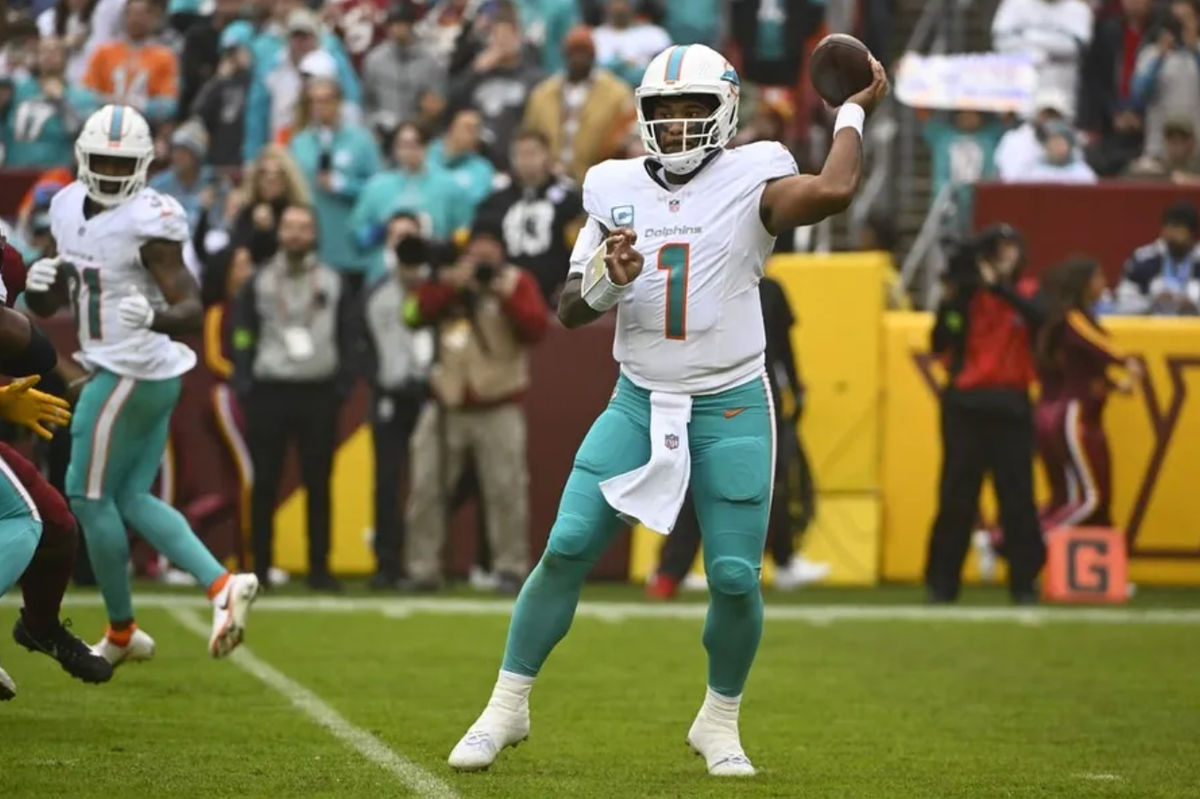 3 de diciembre de 2023; Landover, Maryland, Estados Unidos; El mariscal de campo de los Miami Dolphins, Tua Tagovailoa (1), vuelve a pasar contra los Comandantes de Washington durante la primera mitad en FedExField. Créditos: Brad Mills-USA TODAY Deportes