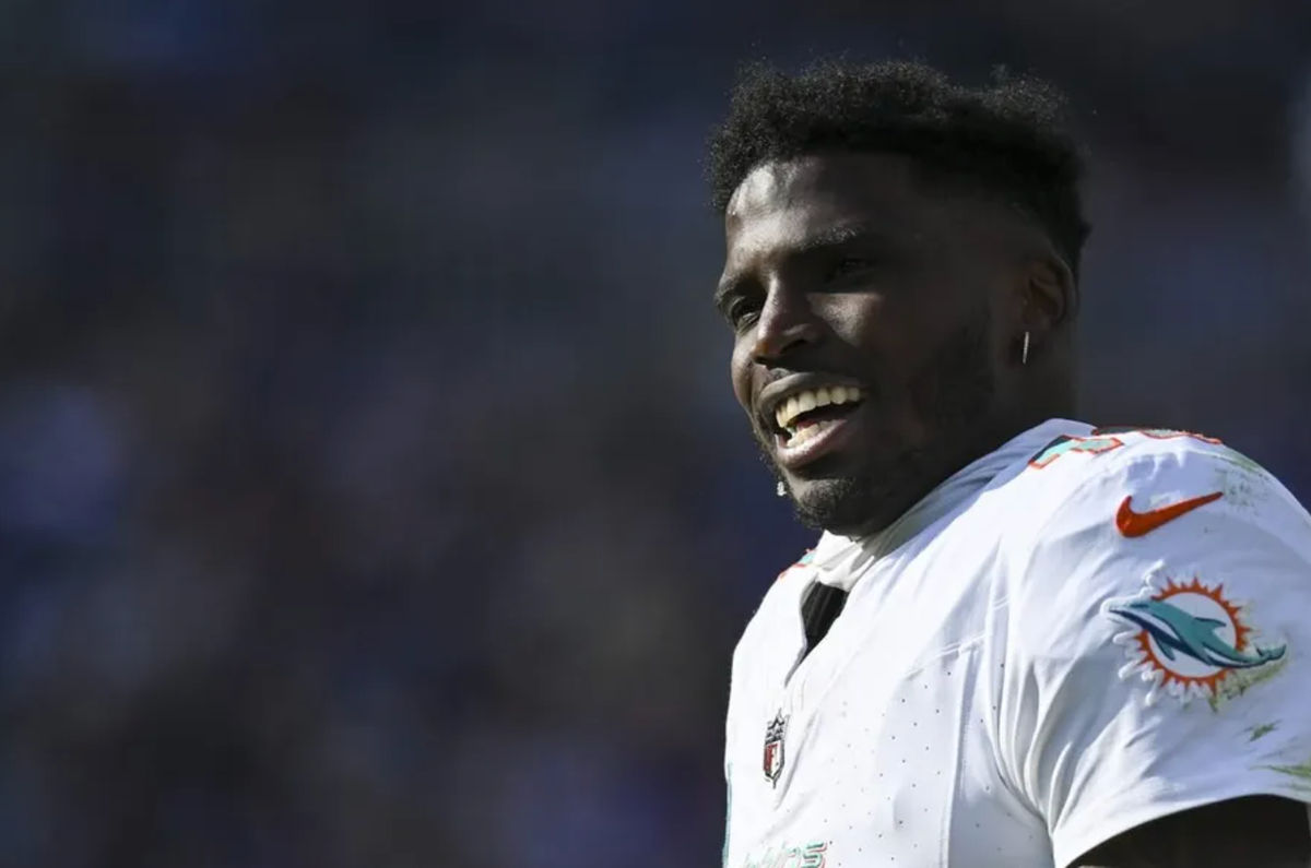 31 de diciembre de 2023; Baltimore, Maryland, Estados Unidos; El receptor de los Miami Dolphins, Tyreek Hill (10), al margen durante la primera mitad contra los Baltimore Ravens en el M&T Bank Stadium. Créditos: Tommy Gilligan-USA TODAY Deportes