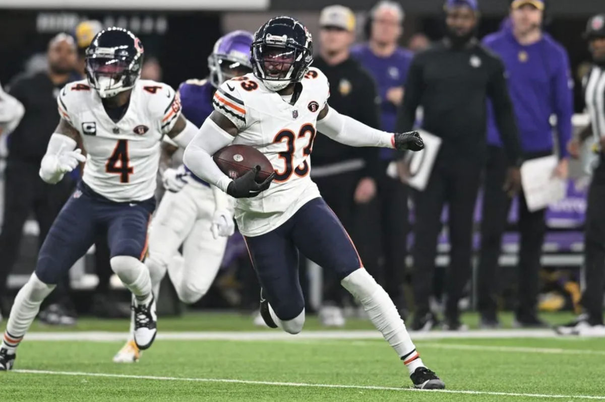 27 de noviembre de 2023; Mineápolis, Minnesota, Estados Unidos; El cornerback de Chicago Bears, Jaylon Johnson (33), devuelve una intercepción mientras el seguridad Eddie Jackson (4) mira contra los Minnesota Vikings durante el segundo cuarto en el U.S. Bank Stadium. Créditos: Jeffrey Becker-USA TODAY Deportes