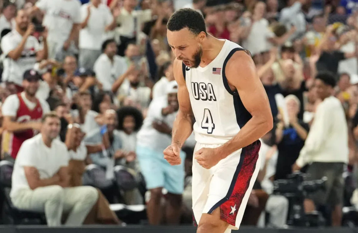 8 de agosto de 2024; París, Francia; El escolta estadounidense Stephen Curry (4) celebra durante la segunda mitad contra Serbia en un partido de semifinales de baloncesto masculino durante los Juegos Olímpicos de Verano de París 2024 en el Accor Arena. Crédito obligatorio: Rob Schumacher-USA TODAY Sports