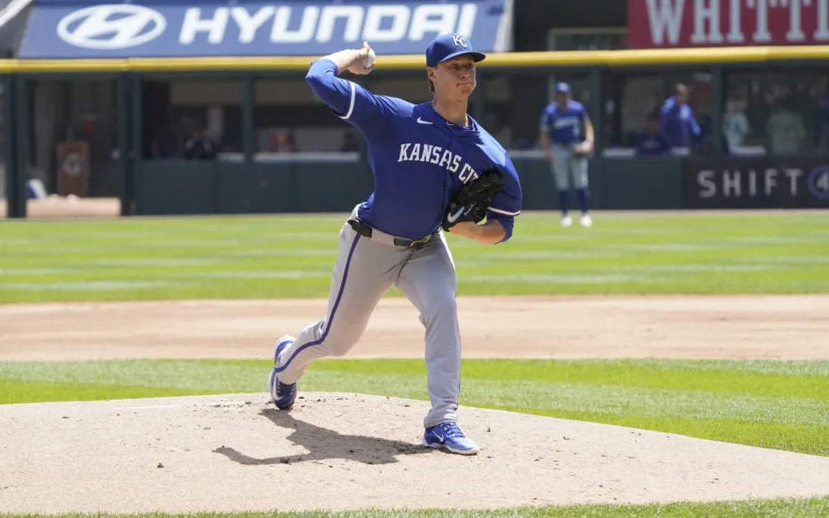 31 de julio de 2024; Chicago, Illinois, EE. UU.; El lanzador de los Kansas City Royals, Brady Singer (51), lanza contra los Chicago White Sox durante la primera entrada en Guaranteed Rate Field. Crédito obligatorio: David Banks-USA TODAY Sports