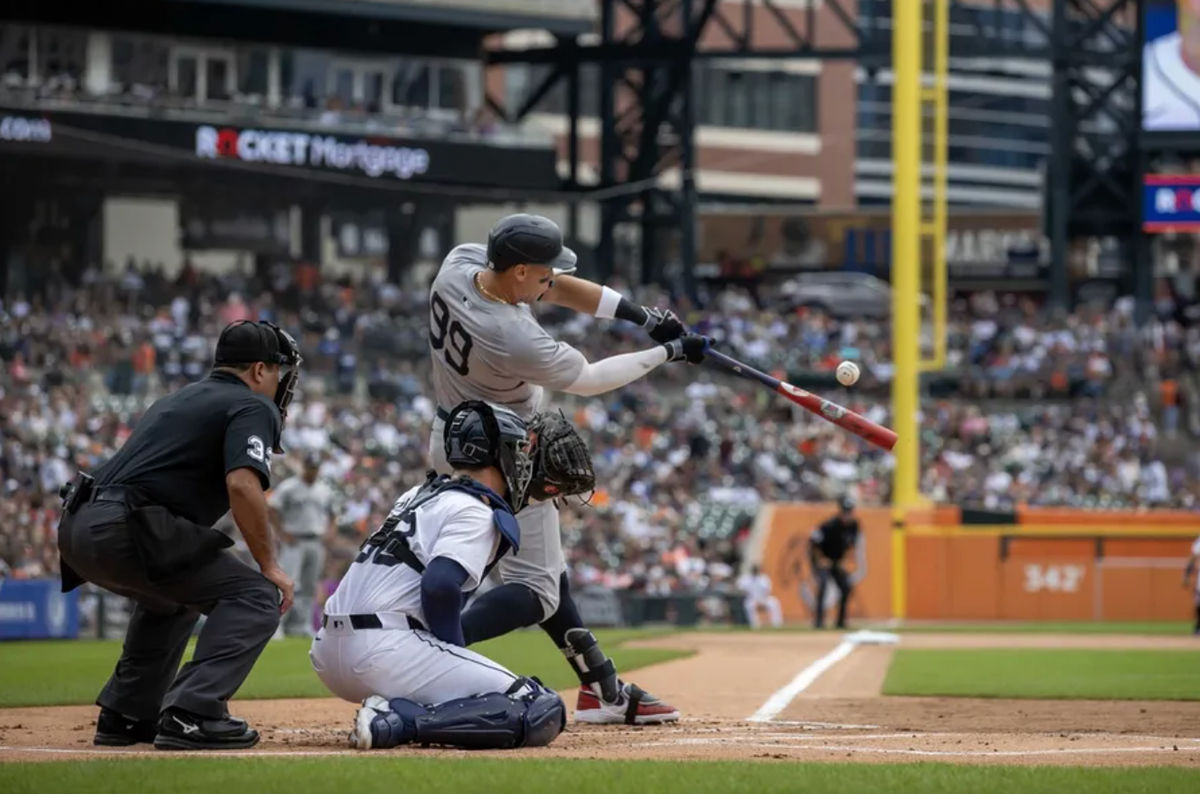 17 de agosto de 2024; Detroit, Michigan, EE. UU.; El jardinero de los Yankees de Nueva York, Aaron Judge (99), hace swing y hace contacto en la primera entrada contra los Tigres de Detroit en Comerica Park. Crédito obligatorio: David Reginek-USA TODAY Sports