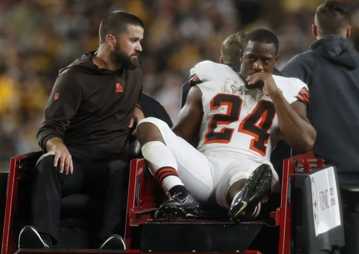 18 de setembro de 2023; Pittsburgh, Pensilvânia, EUA; O running back do Cleveland Browns, Nick Chubb (24), é retirado do campo em um carrinho após sofrer uma lesão aparente contra o Pittsburgh Steelers durante o segundo quarto no Acrisure Stadium. créditos: Charles LeClaire-USA TODAY Sports