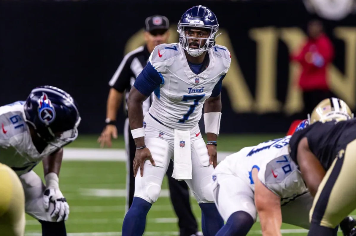 25 de agosto de 2024; Nueva Orleans, Luisiana, EE. UU.; El mariscal de campo de los Tennessee Titans, Malik Willis (7), observa a la defensa de los New Orleans Saints durante la segunda mitad en el Caesars Superdome. Crédito obligatorio: Stephen Lew-USA TODAY Sports