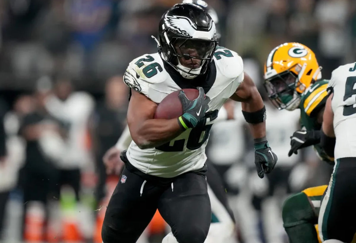 6 de septiembre de 2024; Sao Paulo, BRA; El corredor de los Philadelphia Eagles, Saquon Barkley (26), corre durante la primera mitad contra los Green Bay Packers en el Neo Quimica Arena. Crédito obligatorio: Kirby Lee-Imagn Images