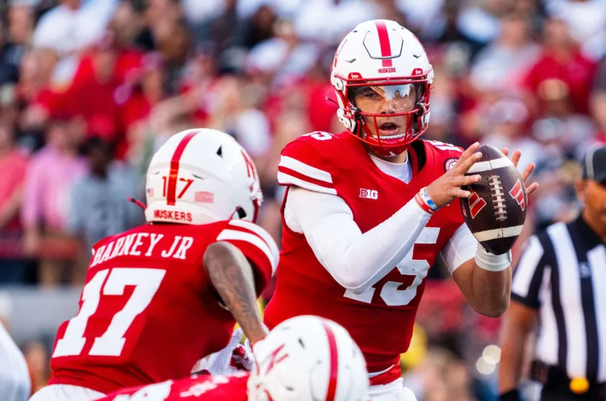 7 de septiembre de 2024; Lincoln, Nebraska, EE. UU.; El mariscal de campo de los Nebraska Cornhuskers, Dylan Raiola (15), entrega el balón al receptor abierto Jacory Barney Jr. (17) contra los Colorado Buffaloes durante el primer cuarto en el Memorial Stadium. Crédito obligatorio: Dylan Widger-Imagn Images