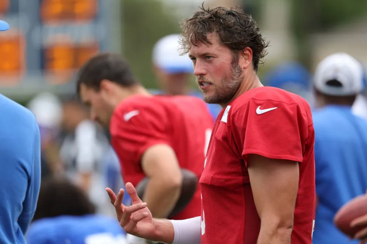 1 de agosto de 2024; Los Ángeles, CA, EE. UU.; El mariscal de campo de Los Angeles Rams, Matthew Stafford (9), se encuentra de pie en una línea lateral durante el campo de entrenamiento en la Universidad Loyola Marymount. Crédito obligatorio: Kiyoshi Mio-USA TODAY Sports