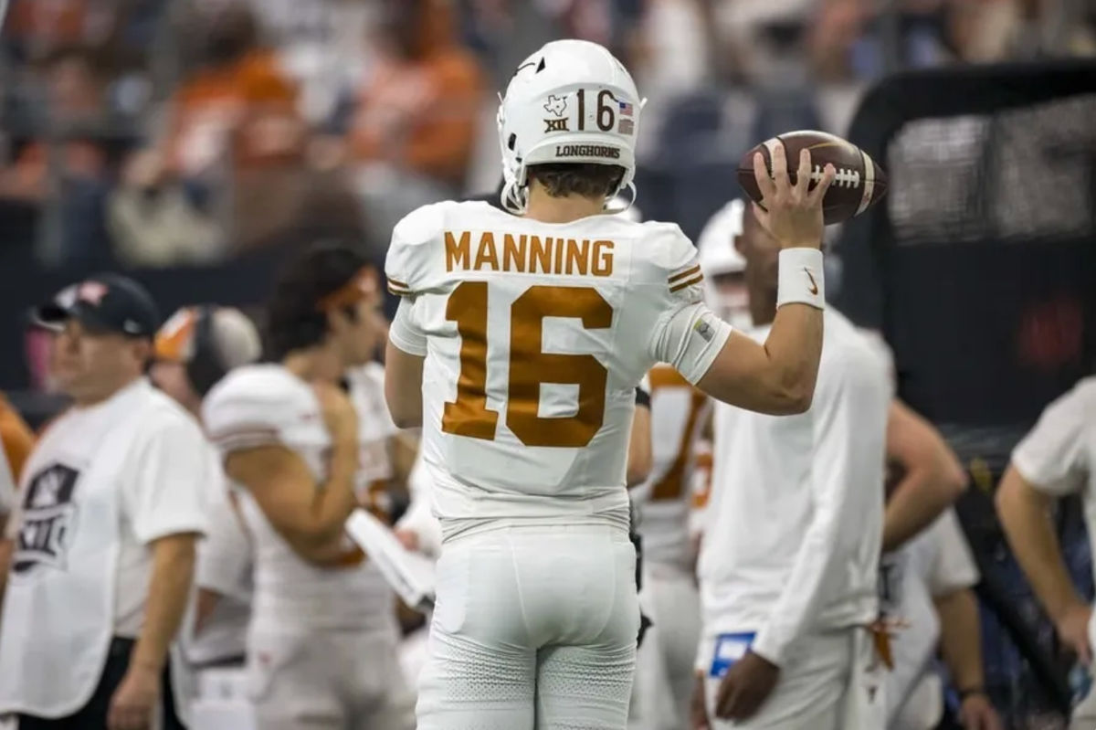 2 de diciembre de 2023; Arlington, TX, EE. UU.; El mariscal de campo de los Texas Longhorns, Arch Manning (16), en acción durante el juego entre los Texas Longhorns y los Oklahoma State Cowboys en el estadio AT&T. Créditos: Jerome Miron-USA TODAY Sports