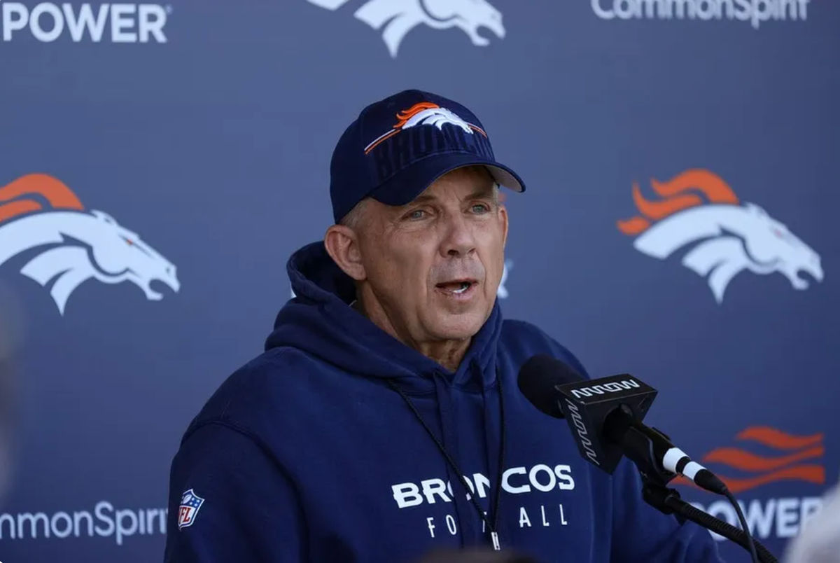 23 de mayo de 2024; Englewood, Colorado, EE. UU.; El entrenador en jefe de los Denver Broncos, Sean Payton, se dirige a los medios después de las actividades organizadas del equipo en el Centro de Entrenamiento de Centura Health. Crédito obligatorio: Isaiah J. Downing-USA TODAY Sports