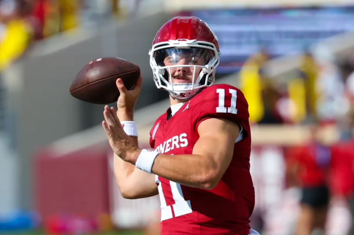 30 de agosto de 2024; Norman, Oklahoma, EE. UU.; El mariscal de campo de los Oklahoma Sooners, Jackson Arnold (11), calienta antes del partido contra los Temple Owls en el estadio Gaylord Family-Oklahoma Memorial. Crédito obligatorio: Kevin Jairaj-Imagn Images