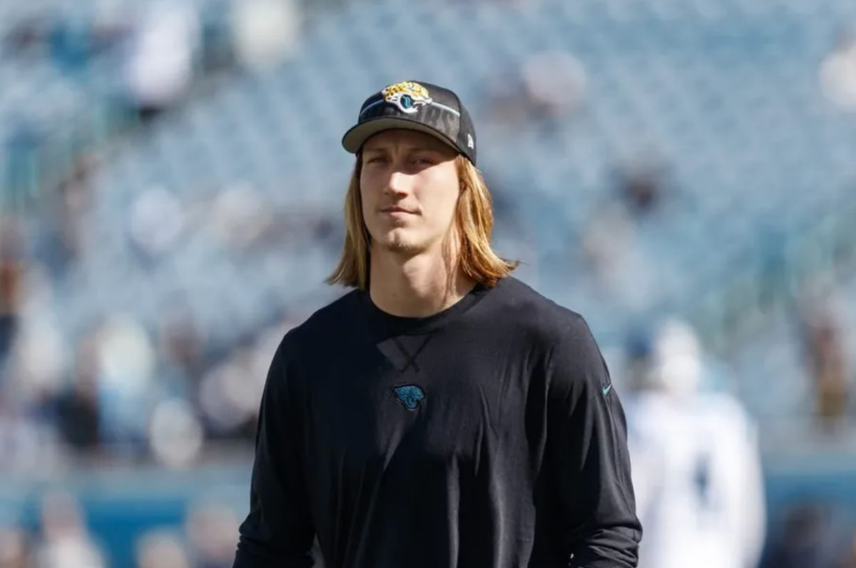 31 de dezembro de 2023; Jacksonville, Flórida, EUA; O quarterback do Jacksonville Jaguars, Trevor Lawrence (16), antes do jogo contra o Carolina Panthers no EverBank Stadium. créditos: Morgan Tencza-USA TODAY Sports