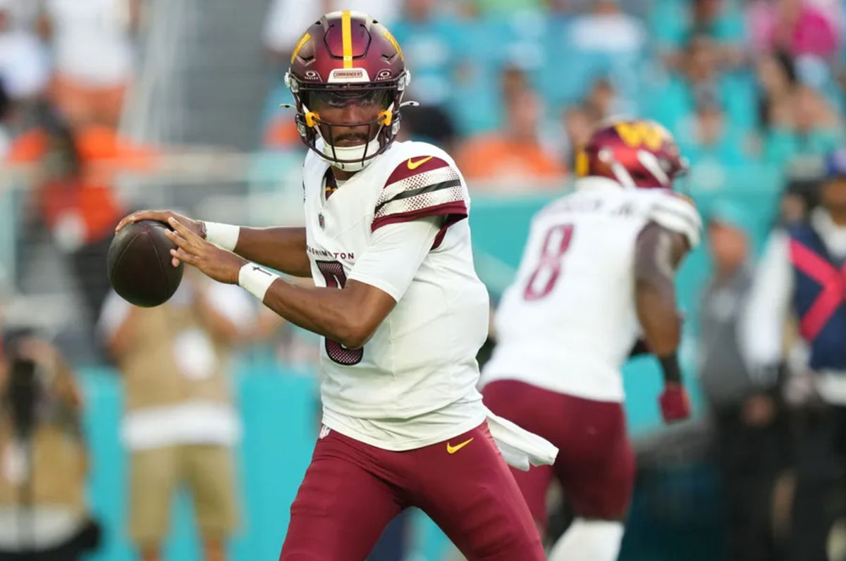 17 de agosto de 2024; Miami Gardens, Florida, EE. UU.; El mariscal de campo de los Washington Commanders, Jayden Daniels (5), retrocede para lanzar contra los Miami Dolphins durante el primer cuarto en el Hard Rock Stadium. Crédito obligatorio: Jim Rassol-USA TODAY Sports